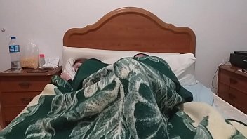 Junges Teeny mit dicken Titten und schönem Arsch wird gerne im Bett unter Decken gefickt